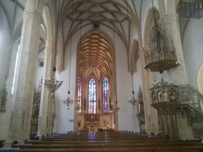 L'interno della chiesa Stadtpfarrkirche, che conserva una particolarit�...

